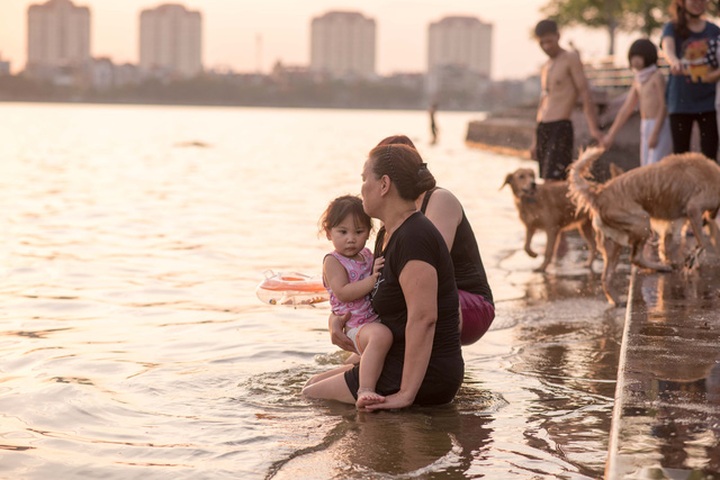 Hanoi residents seek heat relief in West Lake - 9