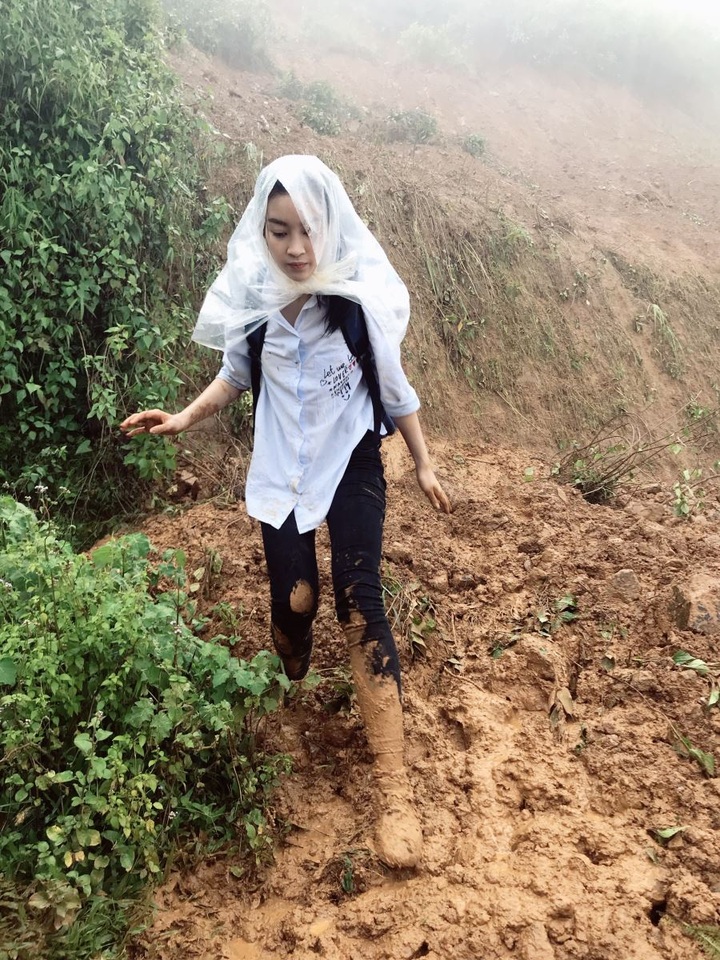 Miss Vietnam 2016 stuck in Yen Bai flood - 1