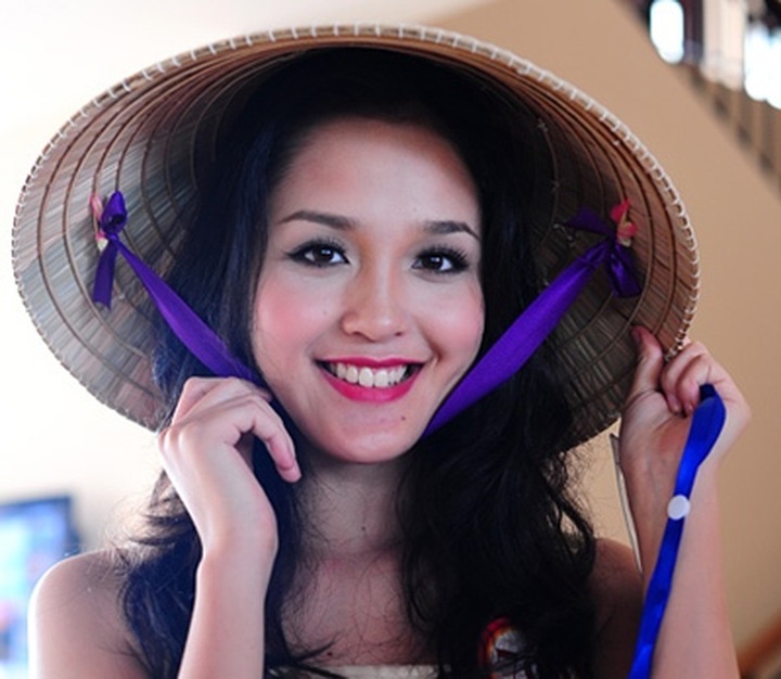 Hoang Anh to compete for Miss Earth 2012 title - 1