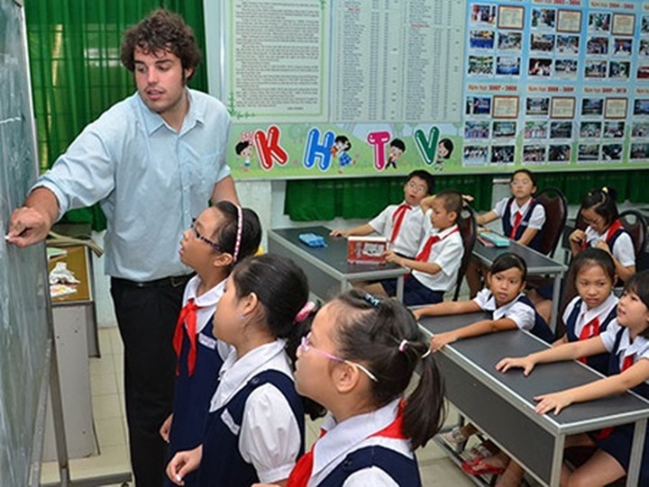 MoET issues criteria to evaluate English textbooks - 1