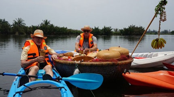 Sunset cruise sheds different light on magical Hoi An - 1