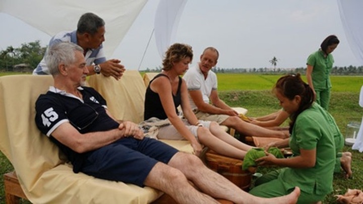 Sunset cruise sheds different light on magical Hoi An - 3