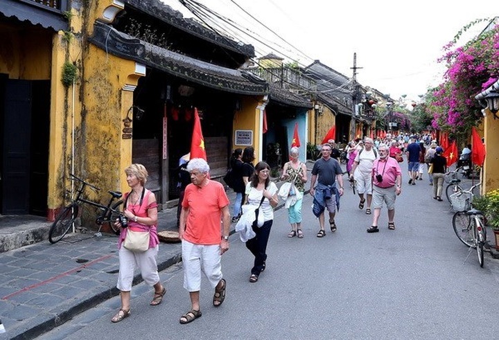 Vietnamese cities receive ASEAN Clean Tourist Awards - 1