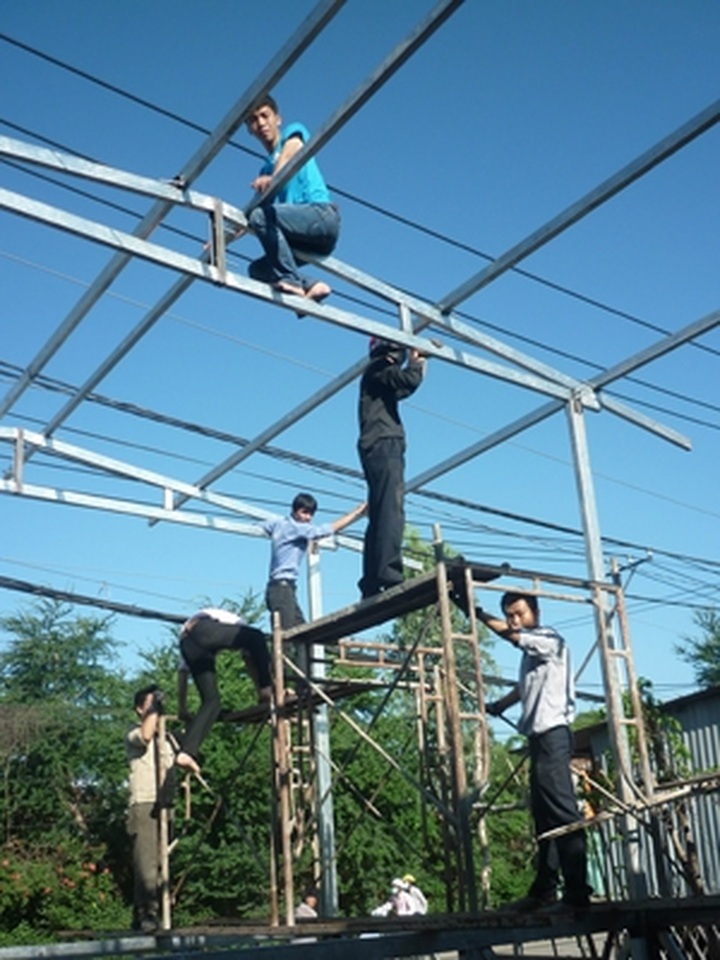 Vietnamese students pilot anti-flood home model - 1