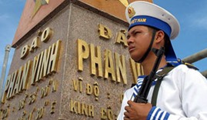 Vietnam calls for peaceful solutions to East Sea disputes - 1