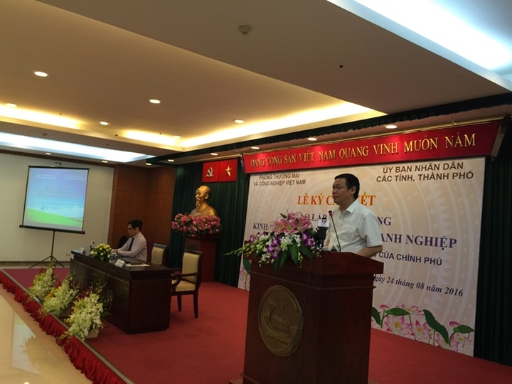 Over 30 provinces pledge favourable conditions for businesses with VCCI - 1