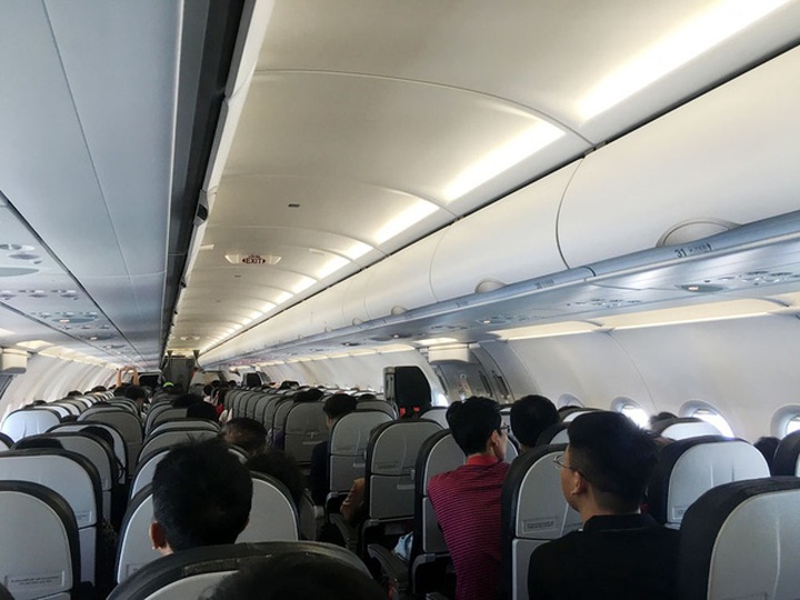 Chinese passenger fined for smoking on VietJet flight - 1