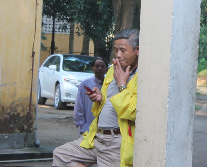 Lack of enforcement makes mockery of new smoking ban - 4 Lack of enforcement makes mockery of new smoking ban - 4