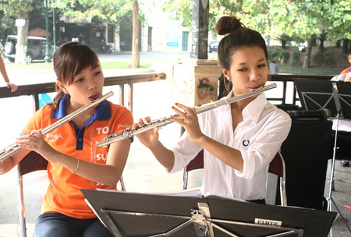 Street music hits Hanoi - 1