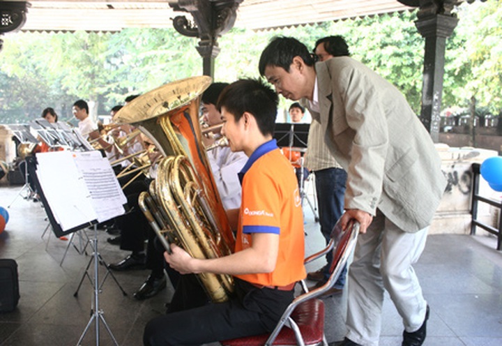 Street music hits Hanoi - 3