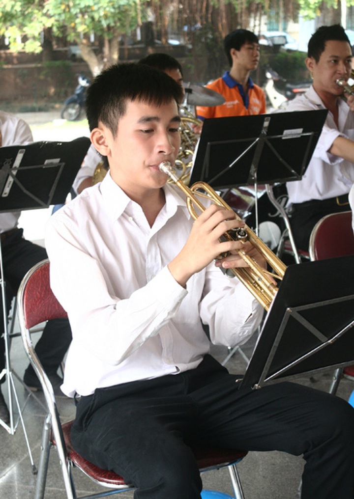 Street music hits Hanoi - 4