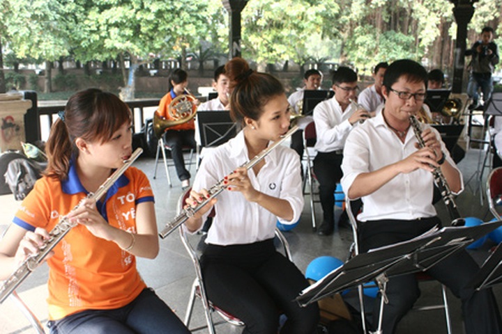Street music hits Hanoi - 5
