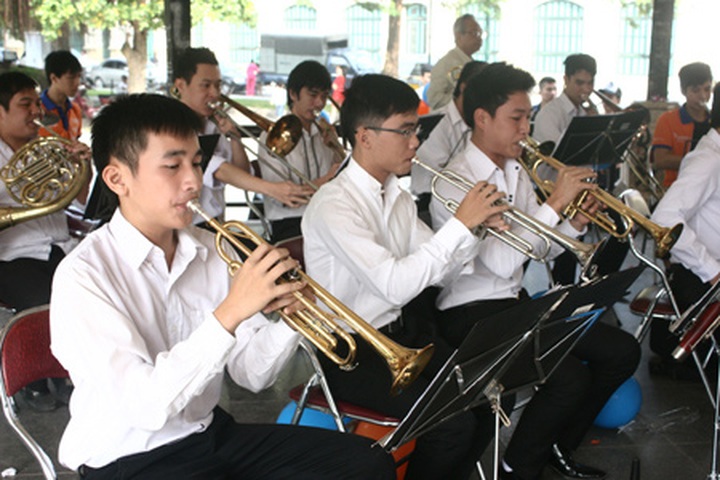 Street music hits Hanoi - 6