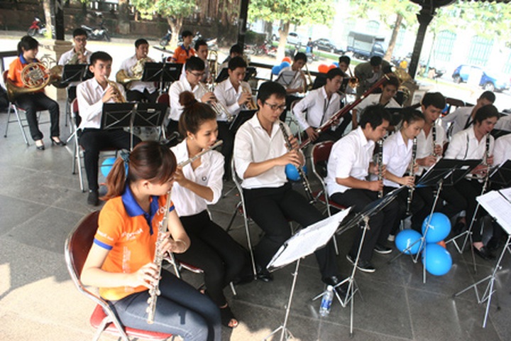 Street music hits Hanoi - 8
