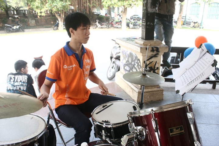 Street music hits Hanoi - 7