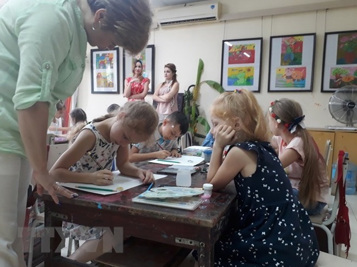 Vietnamese, foreign children draw peaceful Hanoi - 1 Vietnamese, foreign children draw peaceful Hanoi - 1