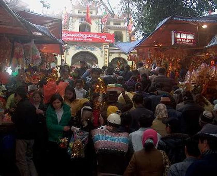 Prices rocket as people rush to Ba Chua Kho Temple - 1 Prices rocket as people rush to Ba Chua Kho Temple - 1