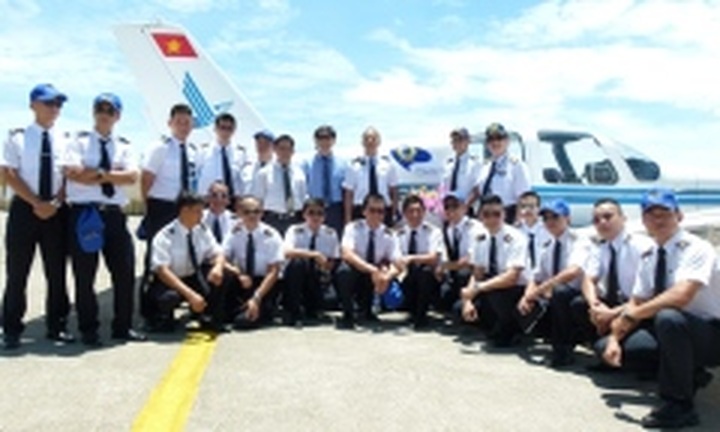Vietnamese commercial pilots graduate in home soil - 1