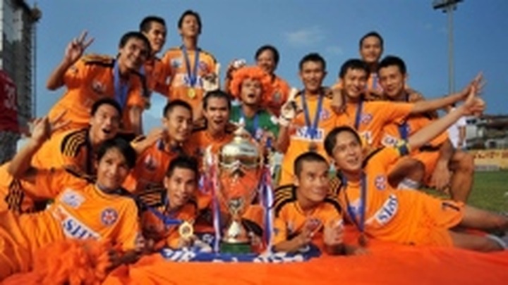 Banking tycoon’s club wins Vietnam soccer league title - 1