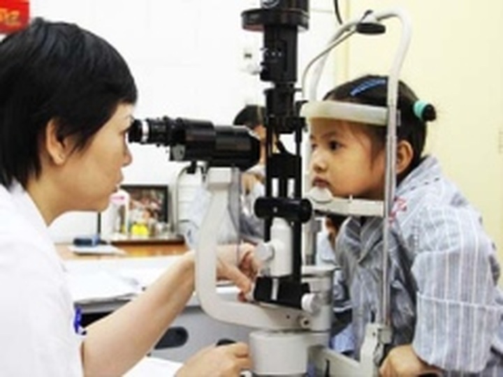 US project supports eye care for Kon Tum children - 1