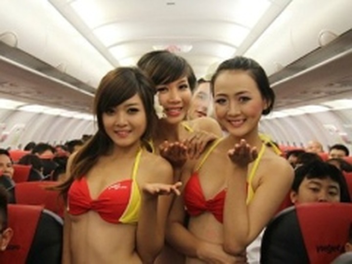 VietJet Air gets $1,000 fine over bikini show on plane - 1