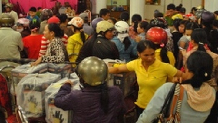 Locals return cheapies to Chinese traders - 1