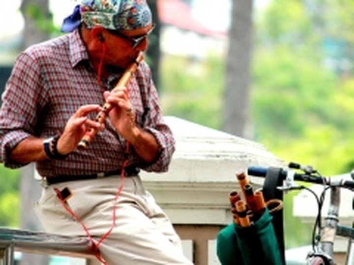 American brings melody to Vietnam’s noisy streets - 1
