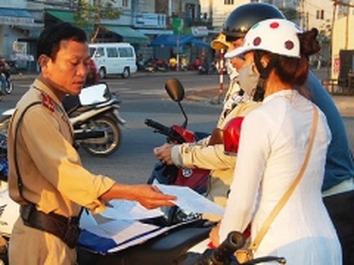Danang traffic policemen taking bribe will be sacked: leader - 1