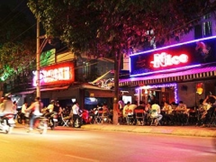 Café bars’ music a permanent nuisance - 1