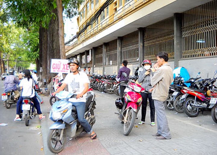 New rates ignored by several parking lots in HCMC - 1