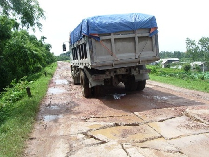 Heavy truck traffic downgrading Red River dyke system - 1