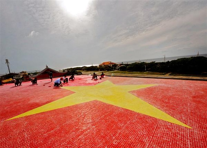 Female artist creates largest ceramic mosaic flag of Vietnam - 1 Female artist creates largest ceramic mosaic flag of Vietnam - 1