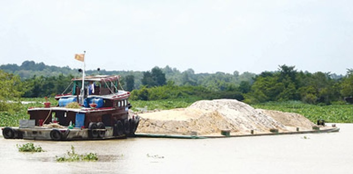 Illegal sand mining erodes riverbanks - 1