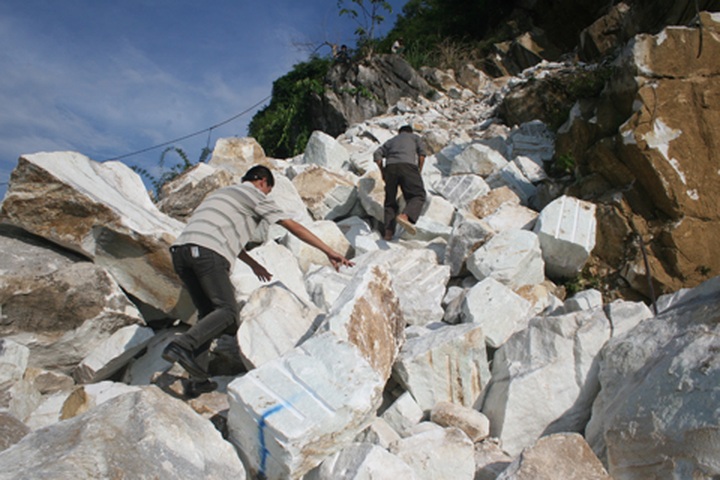 Ornamental stone hunters scour mountainous commune - 1 Ornamental stone hunters scour mountainous commune - 1