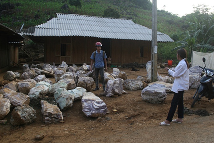 Ornamental stone hunters scour mountainous commune - 3 Ornamental stone hunters scour mountainous commune - 3