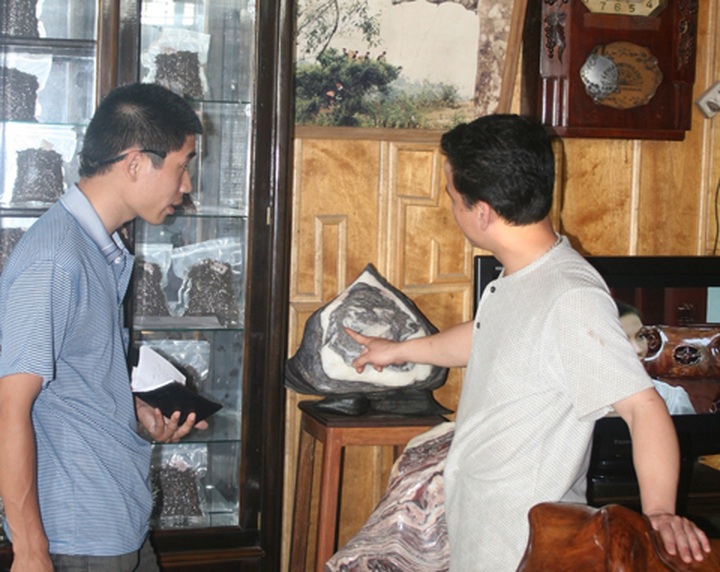 Ornamental stone hunters scour mountainous commune - 4 Ornamental stone hunters scour mountainous commune - 4