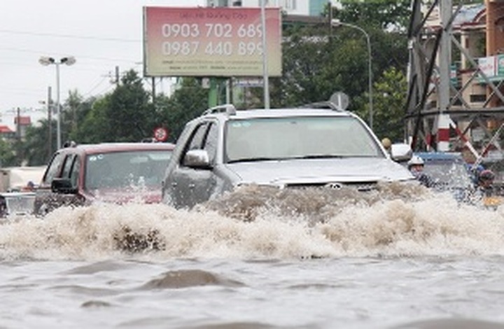 Flood tide in HCM City forecast to hit record, again - 1