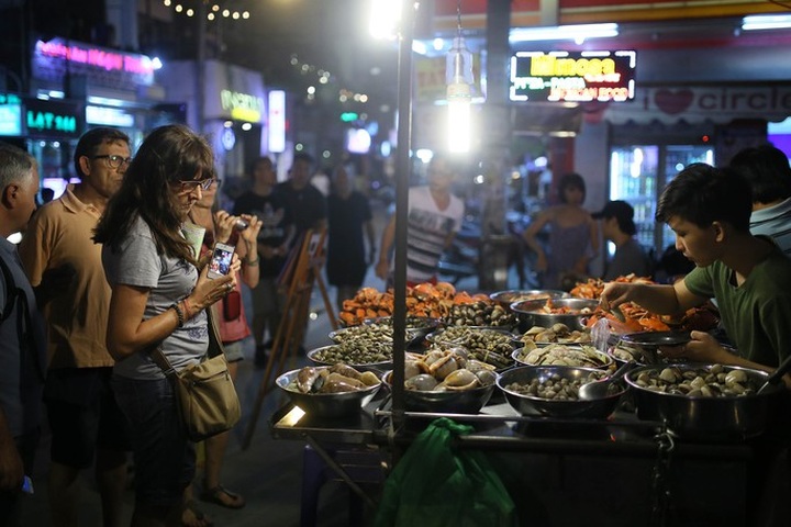 HCM City pedestrian street attracts thousands of visitors on opening day - 7