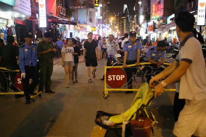 HCM City pedestrian street attracts thousands of visitors on opening day - 4