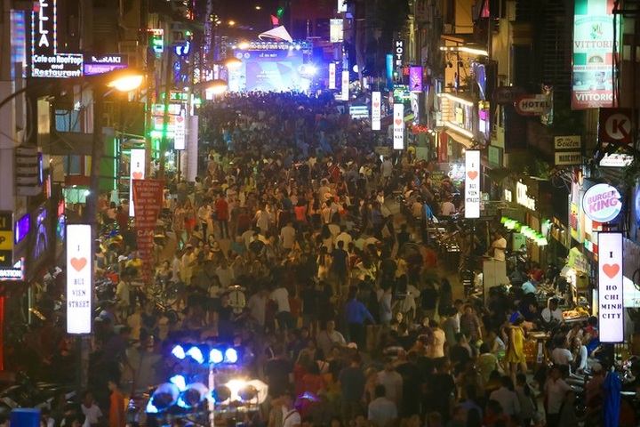 HCM City pedestrian street attracts thousands of visitors on opening day - 3
