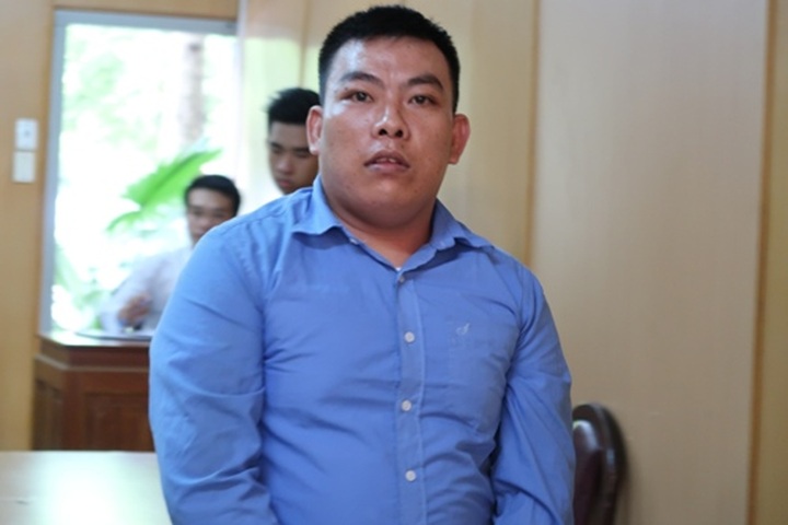 Fake HCM City cop who preyed on foreigners goes on trial - 1
