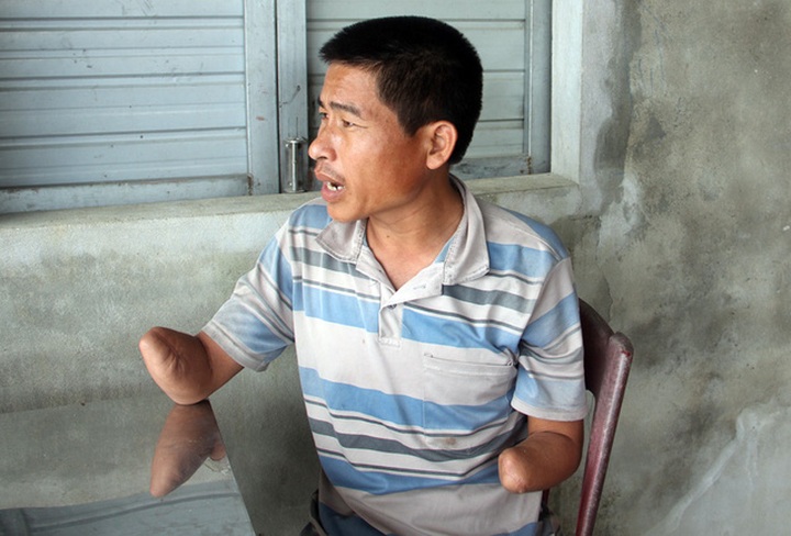 Little girl looks after seriously ill father - 1 Little girl looks after seriously ill father - 1