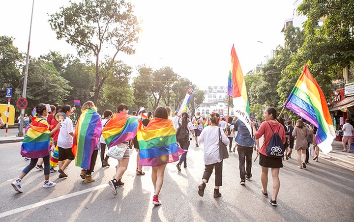 Thousands join LGBT pride parade in Hanoi - 3