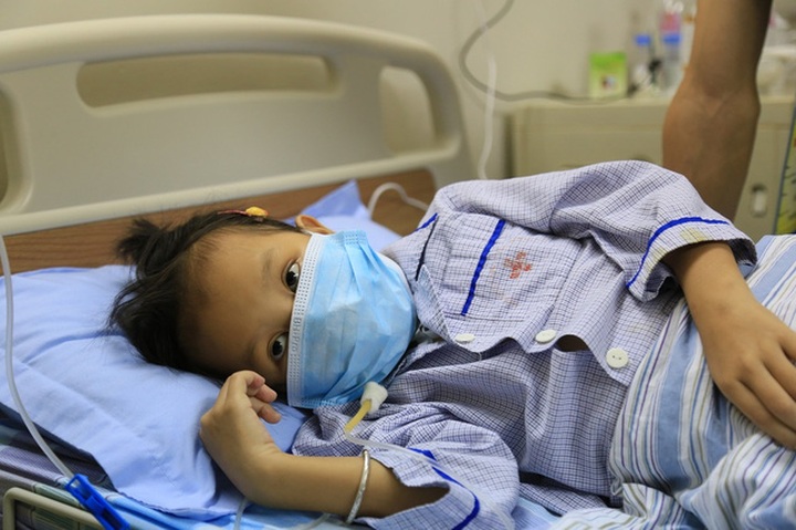 Small children struggle against illness - 2