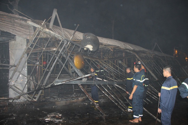 Huge fire breaks out at Phu Quoc Night Market - 5