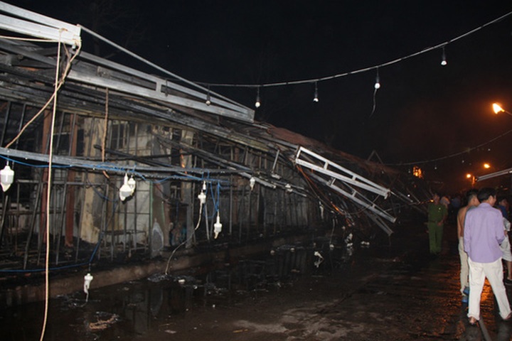 Huge fire breaks out at Phu Quoc Night Market - 6