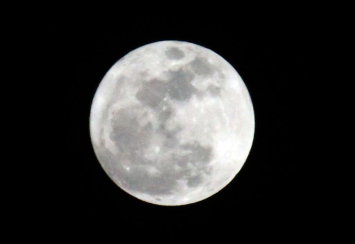 Largest ‘supermoon’ in nearly 70 years seen in Hanoi, HCM City - 13