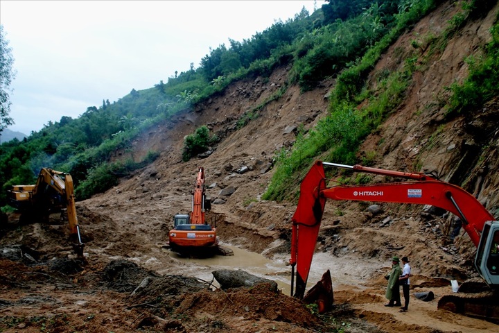 Quang Ngai commune still isolated after Damrey - 3