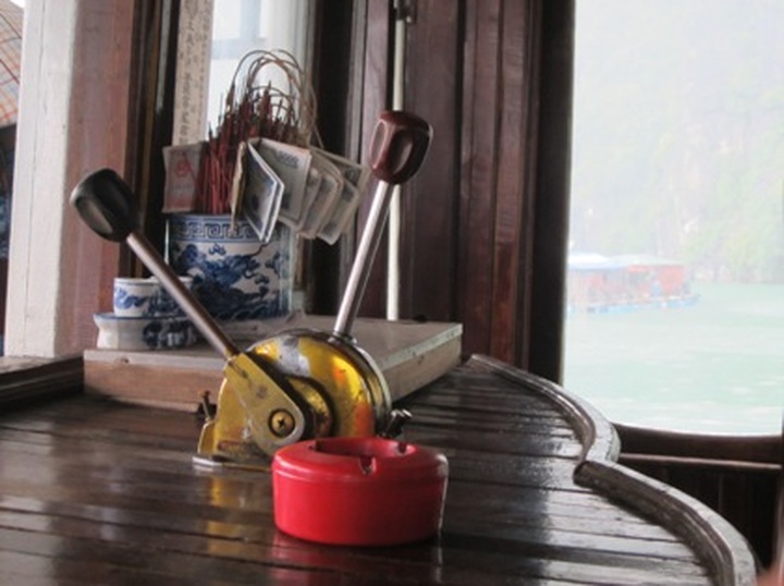 Halong Bay chaos threatens tourist safety - 2