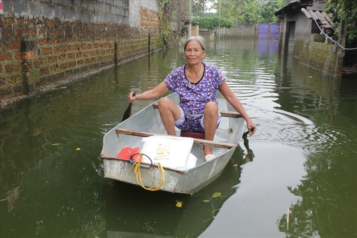 Residents in Hanoi’s flooded areas receive donations - 3 Residents in Hanoi’s flooded areas receive donations - 3